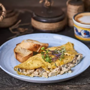 Omelette con pollo y champiñones