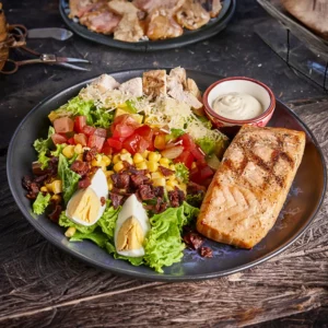 Salmón y ensalada matriarca