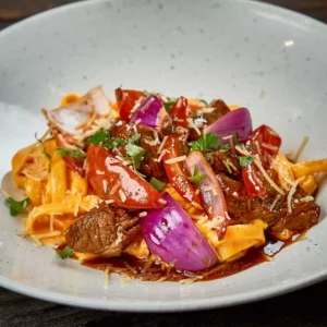 Fetuccini a la huancaina con lomo saltado